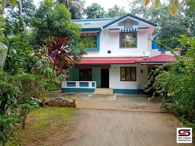 Land with house for sale in Nemmara, Palakkad