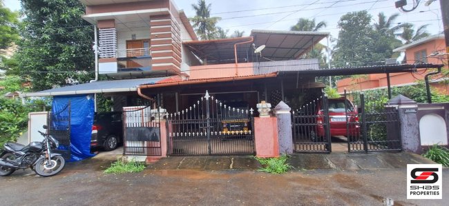 Land with houses for sale in Kuriachira, Thrissur