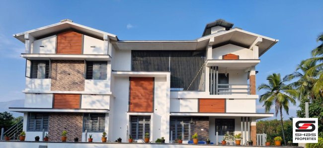 8 BHK house for sale in Muttikulangara, Palakkad