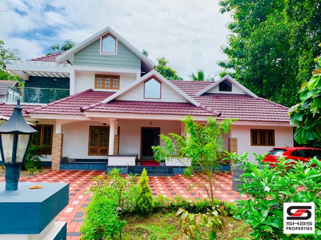 Nalukettu house for sale in Arpookara, Kottayam