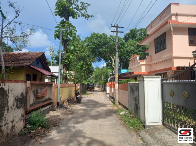 Plot with a house for sale at Thattamala, Kollam
