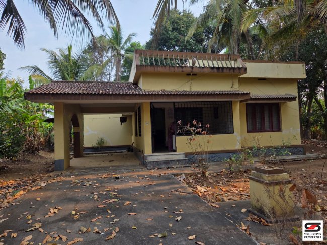 Land with house for sale in Mundur 