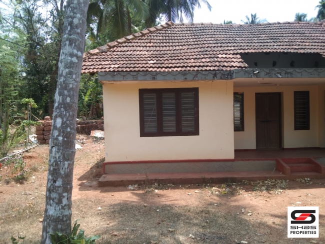 Plot with old house for sale in Mundayad, Kannur