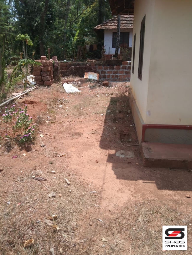 Plot with old house for sale in Mundayad, Kannur