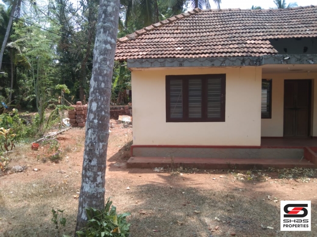 Plot with old house for sale in Mundayad, Kannur