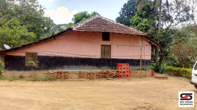 Farmland with farmhouse in Virajpet, Coorg for sale
