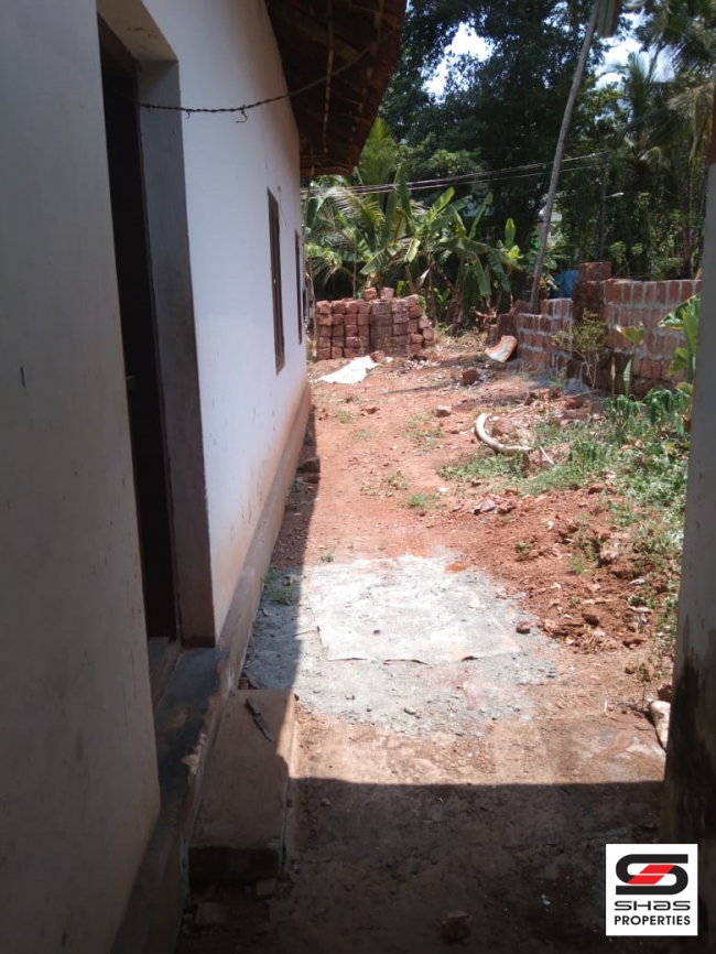 Plot with old house for sale in Mundayad, Kannur