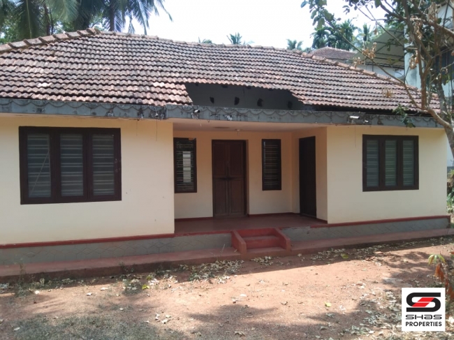 Plot with old house for sale in Mundayad, Kannur