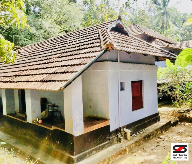 Land with traditional house for sale in Kerala