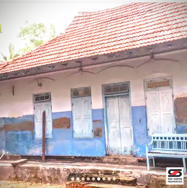 Resort land with old house for sale in Kumbalangi, Kochi