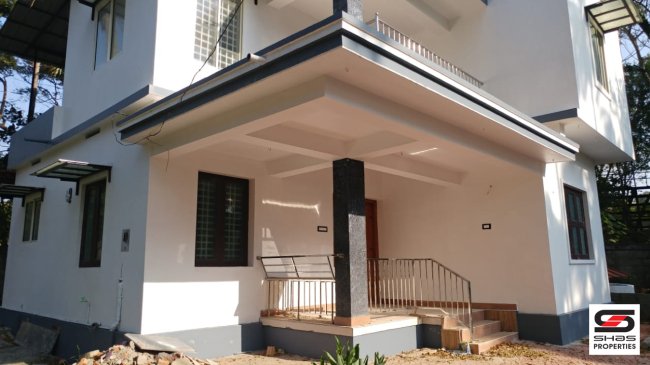 Land with house for sale in Railway Colony, Palakkad