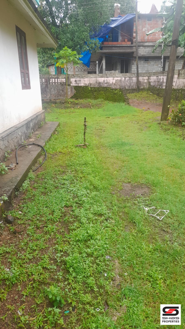 Plot with house for sale at Ayyanthole, Thrissur