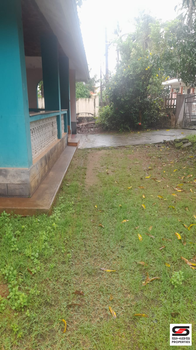 Plot with house for sale at Ayyanthole, Thrissur