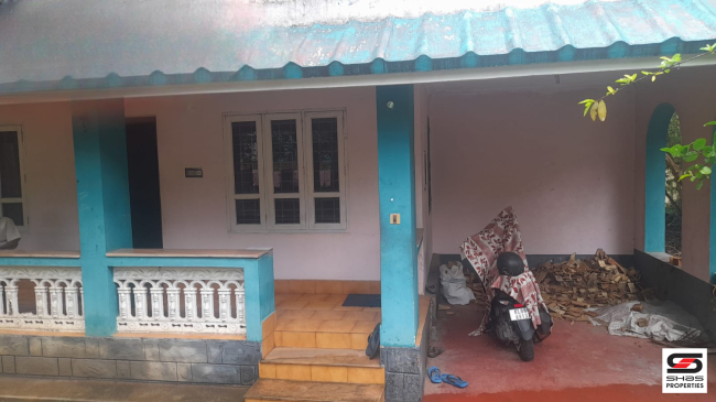 Plot with house for sale at Ayyanthole, Thrissur