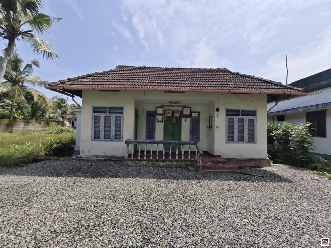 Plot with house for sale near Vypin, Kochi