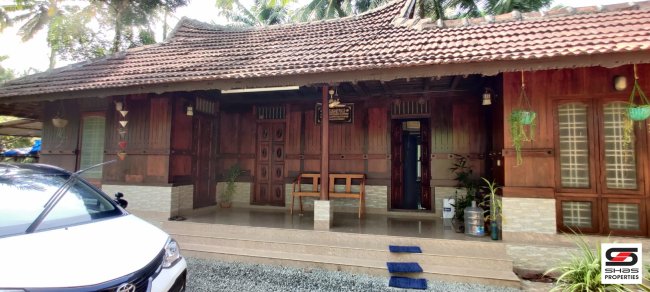 Land with old house for sale in Kumarakom, Kottayam