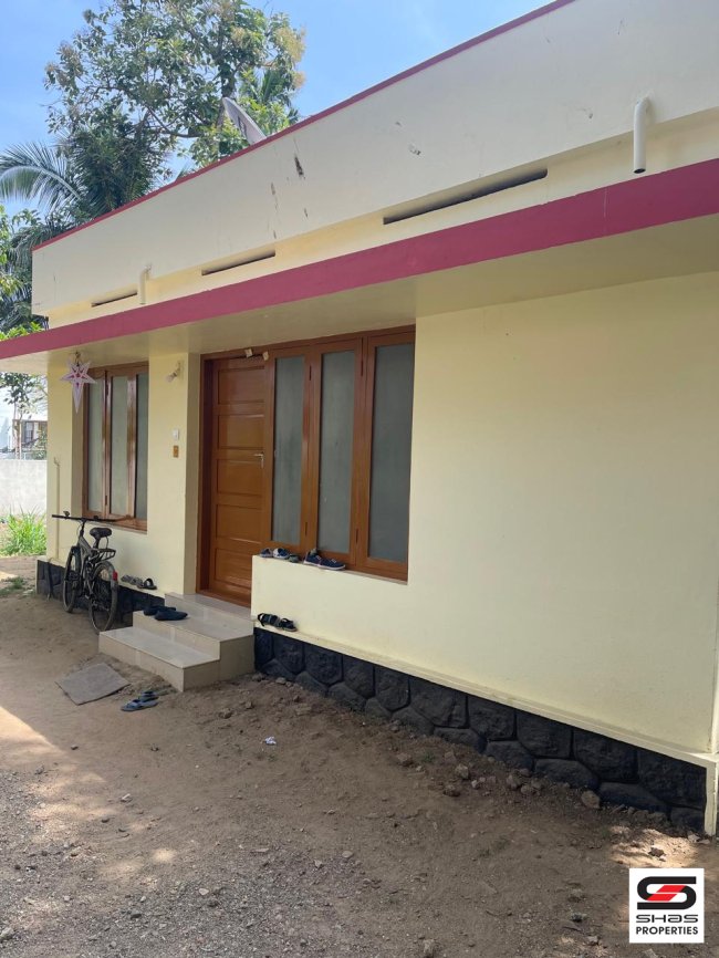 Land with house for sale in Aluva, Kochi