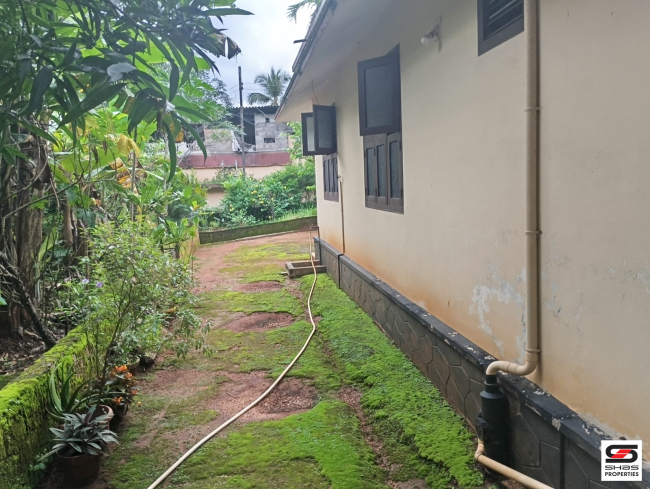 Land with house for sale in Vadanamkurussi, Palakkad