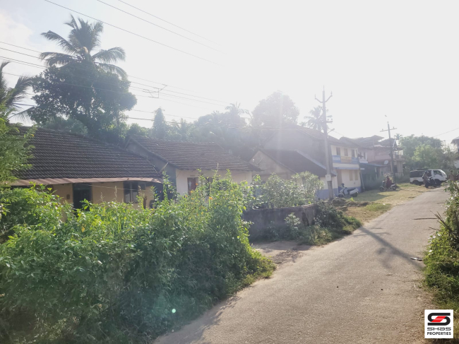 Land with house for sale in Nemmara, Palakkad