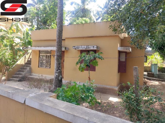 15 cent plot and old house for sale in Vidyut Nagar, Palakkad